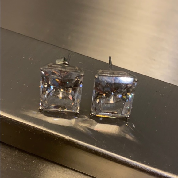 Beautiful princess cut 10 carat studs - Picture 2 of 4